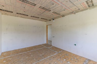 Rusya, Moskova - Mayıs 03, 2020: Kendi kendini bitirme için iç kabataslak onarım. İç dekorasyon, binanın çıplak duvarları, inşaat sahnesi.