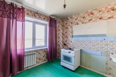 Rusya, Moskova - Mayıs 03, 2020: Kendi kendini bitirme için iç kabataslak onarım. İç dekorasyon, binanın çıplak duvarları, inşaat sahnesi.