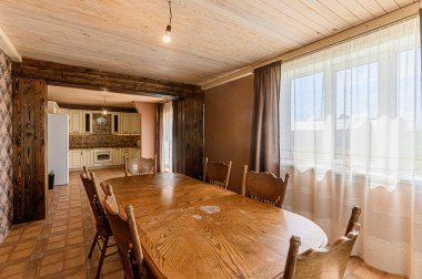 Rusya, Moskova - 3 Mayıs 2020: İç oda dairesi güzel tasarımcı ülke çevre dostu tatil evi ahşap dekor elementleriyle