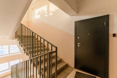 Rusya, Moskova - Mayıs 03, 2020: iç oda halka açık yer, ev girişi. Kapılar, duvarlar, merdivenler