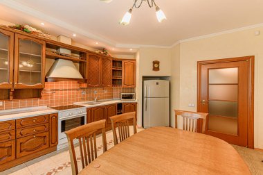 Rusya, Moskova - Mayıs 04, 2020: İç mekan dairesi modern, parlak, rahat atmosfer. Genel temizlik, ev dekorasyonu, satılık ev hazırlığı. pahalı lüks tasarım