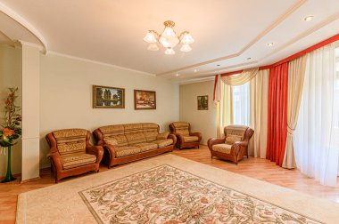 Rusya, Moskova - Mayıs 04, 2020: İç mekan dairesi modern, parlak, rahat atmosfer. Genel temizlik, ev dekorasyonu, satılık ev hazırlığı. pahalı lüks tasarım