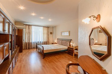 Rusya, Moskova - Mayıs 04, 2020: İç mekan dairesi modern, parlak, rahat atmosfer. Genel temizlik, ev dekorasyonu, satılık ev hazırlığı. pahalı lüks tasarım