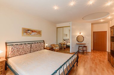 Rusya, Moskova - Mayıs 04, 2020: İç mekan dairesi modern, parlak, rahat atmosfer. Genel temizlik, ev dekorasyonu, satılık ev hazırlığı. pahalı lüks tasarım