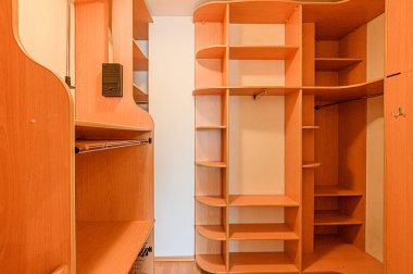 Rusya, Moskova - Mayıs 04, 2020: İç mekan dairesi modern, parlak, rahat atmosfer. Genel temizlik, ev dekorasyonu, satılık ev hazırlığı. pahalı lüks tasarım