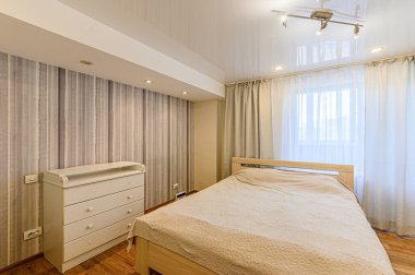 Rusya, Moskova - Mayıs 04, 2020: İç mekan dairesi modern, parlak, rahat atmosfer. Genel temizlik, ev dekorasyonu, satılık ev hazırlığı.