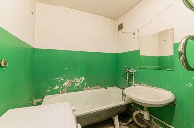 Rusya, Moskova - Mayıs 04, 2020: İç mekan dairesi modern, parlak, rahat atmosfer. Genel temizlik, banyo, lavabo, dekor elementleri, tuvalet