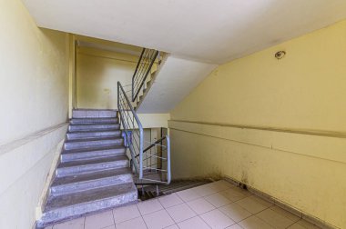 Rusya, Moskova - Mayıs 04, 2020: iç mekan, ev girişi. Kapılar, duvarlar, merdivenler