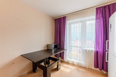 Rusya, Moskova - Mayıs 04, 2020: İç mekan dairesi modern, parlak, rahat atmosfer. Genel temizlik, ev dekorasyonu, satılık ev hazırlığı.