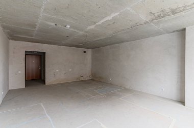 Rusya, Moskova - Mayıs 04, 2020: İçişleri odası kendi kendini bitirme için kabataslak onarım. İç dekorasyon, binanın çıplak duvarları, inşaat sahnesi.