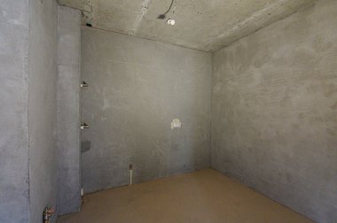 Rusya, Moskova - Mayıs 04, 2020: İçişleri odası kendi kendini bitirme için kabataslak onarım. İç dekorasyon, binanın çıplak duvarları, inşaat sahnesi.