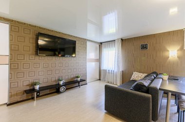 Rusya, Moskova - Mayıs 06, 2020: İç mekan dairesi modern, parlak, rahat atmosfer. Genel temizlik, ev dekorasyonu, satılık ev hazırlığı.