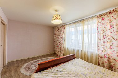 Rusya, Moskova - Mayıs 06, 2020: İç mekan dairesi modern, parlak, rahat atmosfer. Genel temizlik, ev dekorasyonu, satılık ev hazırlığı.