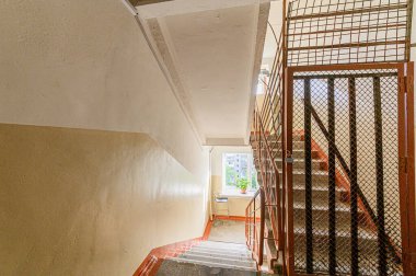 Rusya, Moskova - Mayıs 06, 2020: iç mekan, ev girişi. Kapılar, duvarlar, merdivenler