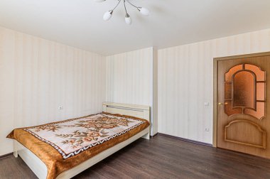 Rusya, Moskova - Mayıs 06, 2020: İç mekan dairesi modern, parlak, rahat atmosfer. Genel temizlik, ev dekorasyonu, satılık ev hazırlığı.