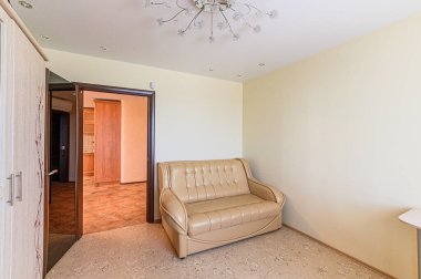 Rusya, Moskova - Mayıs 06, 2020: İç mekan dairesi modern, parlak, rahat atmosfer. Genel temizlik, ev dekorasyonu, satılık ev hazırlığı.