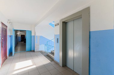 Rusya, Moskova - Mayıs 06, 2020: iç daire halka açık yer, ev girişi. Kapılar, duvarlar, merdivenler