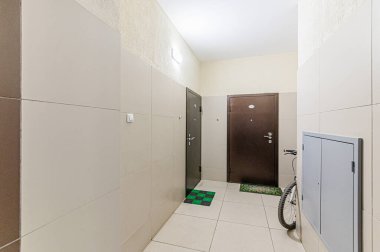 Rusya, Moskova - Mayıs 06, 2020: iç mekan, ev girişi. Kapılar, duvarlar, merdivenler