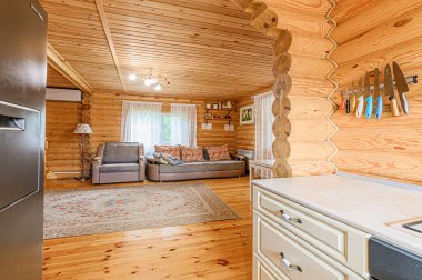 Rusya, Moskova - Mayıs 06, 2020: İç mekan dairesi modern, parlak, rahat atmosfer. Genel temizlik, ev dekorasyonu, satılık ev hazırlığı. ahşap kır evi