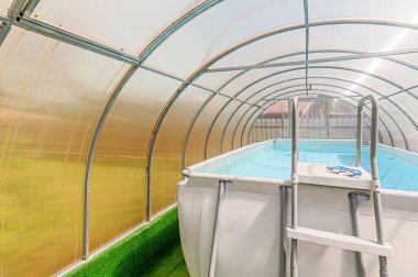 Rusya, Moskova - Mayıs 06, 2020: İç mekan dairesi modern, parlak, rahat atmosfer. Genel temizlik, ev dekorasyonu, satılık ev hazırlığı. ahşap kır evi