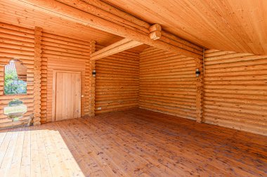 Rusya, Moskova - Mayıs 06, 2020: İç mekan dairesi modern, parlak, rahat atmosfer. Genel temizlik, ev dekorasyonu, satılık ev hazırlığı. ahşap kır evi