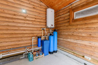 Rusya, Moskova - Mayıs 06, 2020: İç mekan dairesi modern, parlak, rahat atmosfer. Genel temizlik, ev dekorasyonu, satılık ev hazırlığı. ahşap kır evi