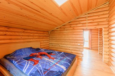 Rusya, Moskova - Mayıs 06, 2020: İç mekan dairesi modern, parlak, rahat atmosfer. Genel temizlik, ev dekorasyonu, satılık ev hazırlığı. ahşap kır evi