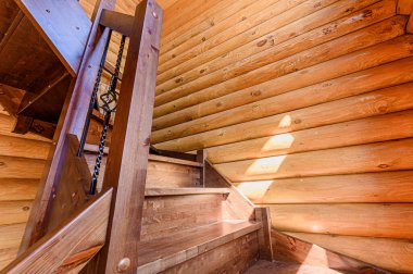 Rusya, Moskova - Mayıs 06, 2020: İç mekan dairesi modern, parlak, rahat atmosfer. Genel temizlik, ev dekorasyonu, satılık ev hazırlığı. ahşap kır evi