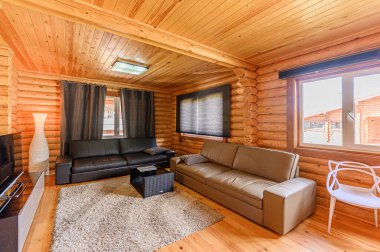 Rusya, Moskova - Mayıs 06, 2020: İç mekan dairesi modern, parlak, rahat atmosfer. Genel temizlik, ev dekorasyonu, satılık ev hazırlığı. ahşap kır evi