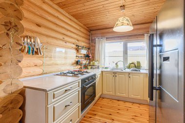 Rusya, Moskova - Mayıs 06, 2020: İç mekan dairesi modern, parlak, rahat atmosfer. Genel temizlik, ev dekorasyonu, satılık ev hazırlığı. ahşap kır evi