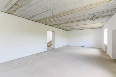 Rusya, Moskova - Mayıs 06, 2020: Kendi kendini bitirme için iç kabataslak onarım. İç dekorasyon, binanın çıplak duvarları, inşaat sahnesi.