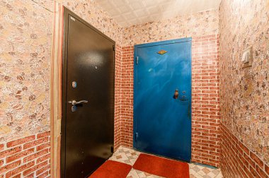 Rusya, Moskova - Mayıs 06, 2020: İçişleri odası halka açık yer, ev girişi. Kapılar, duvarlar, merdivenler