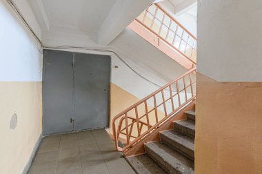 Rusya, Moskova - Mayıs 06, 2020: İçişleri odası halka açık yer, ev girişi. Kapılar, duvarlar, merdivenler