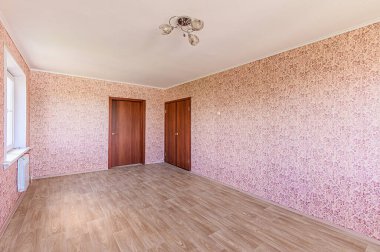 Rusya, Moskova... 08 Mayıs 2020: İç mekan dairesi modern, parlak, rahat atmosfer. Genel temizlik, ev dekorasyonu, satılık ev hazırlığı.