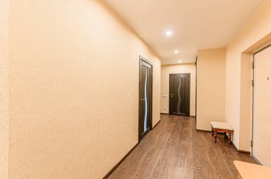 Rusya, Moskova... 08 Mayıs 2020: İç mekan dairesi modern, parlak, rahat atmosfer. Genel temizlik, ev dekorasyonu, satılık ev hazırlığı.