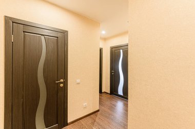 Rusya, Moskova... 08 Mayıs 2020: İç mekan dairesi modern, parlak, rahat atmosfer. Genel temizlik, ev dekorasyonu, satılık ev hazırlığı.