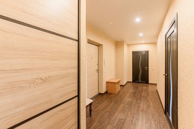 Rusya, Moskova... 08 Mayıs 2020: İç mekan dairesi modern, parlak, rahat atmosfer. Genel temizlik, ev dekorasyonu, satılık ev hazırlığı.