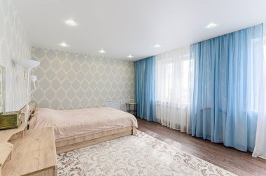 Rusya, Moskova... 08 Mayıs 2020: İç mekan dairesi modern, parlak, rahat atmosfer. Genel temizlik, ev dekorasyonu, satılık ev hazırlığı.