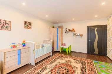 Rusya, Moskova... 08 Mayıs 2020: İç mekan dairesi modern, parlak, rahat atmosfer. Genel temizlik, ev dekorasyonu, satılık ev hazırlığı.