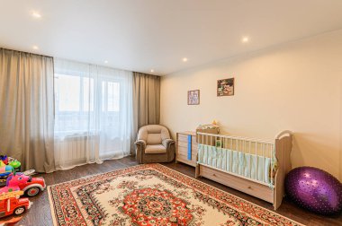 Rusya, Moskova... 08 Mayıs 2020: İç mekan dairesi modern, parlak, rahat atmosfer. Genel temizlik, ev dekorasyonu, satılık ev hazırlığı.