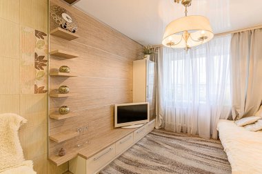 Rusya, Moskova... 08 Mayıs 2020: İç mekan dairesi modern, parlak, rahat atmosfer. Genel temizlik, ev dekorasyonu, satılık ev hazırlığı.