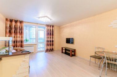 Rusya, Moskova... 08 Mayıs 2020: İç mekan dairesi modern, parlak, rahat atmosfer. Genel temizlik, ev dekorasyonu, satılık ev hazırlığı.