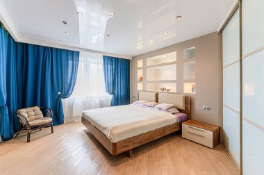 Rusya, Moskova... 08 Mayıs 2020: İç mekan dairesi modern, parlak, rahat atmosfer. Genel temizlik, ev dekorasyonu, satılık ev hazırlığı.