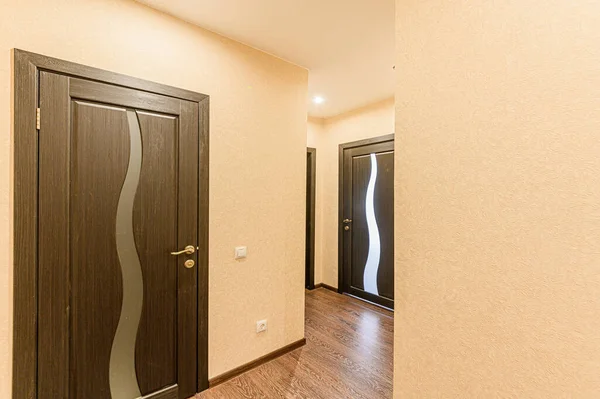 ロシア モスクワ 2020年5月8日 インテリアルームアパート現代明るい居心地の良い雰囲気 掃除や家の装飾販売のための家の準備 — ストック写真