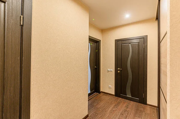 Rusya, Moskova... 08 Mayıs 2020: İç mekan dairesi modern, parlak, rahat atmosfer. Genel temizlik, ev dekorasyonu, satılık ev hazırlığı.