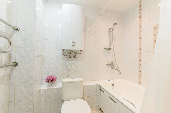 ロシア モスクワ 2020年5月8日 インテリアルーム近代的なバスルーム シンク 装飾要素 トイレ — ストック写真