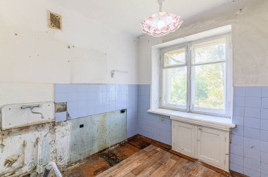 Rusya, Moskova... 16 Mayıs 2020: İç mekan dairesi modern, parlak, rahat atmosfer. Genel temizlik, ev dekorasyonu, satılık ev hazırlığı.