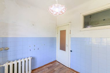 Rusya, Moskova... 16 Mayıs 2020: İç mekan dairesi modern, parlak, rahat atmosfer. Genel temizlik, ev dekorasyonu, satılık ev hazırlığı.