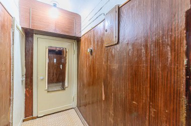 Rusya, Moskova... 16 Mayıs 2020: İç mekan dairesi modern, parlak, rahat atmosfer. Genel temizlik, ev dekorasyonu, satılık ev hazırlığı.