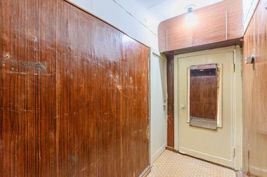 Rusya, Moskova... 16 Mayıs 2020: İç mekan dairesi modern, parlak, rahat atmosfer. Genel temizlik, ev dekorasyonu, satılık ev hazırlığı.